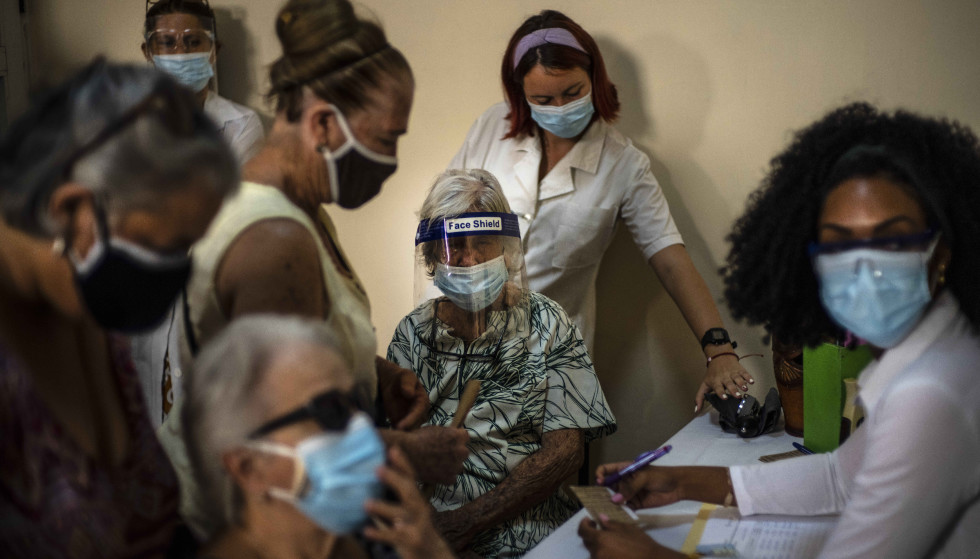 Do you want a vaccine: Cuba now has the third highest vaccination rate in Latin America, with 25 percent of the population fully vaccinated.  Here from a vaccination center in Havana, where residents sign up for vaccination classes.  Photo: NTB / AP Photo / Ramon Espinosa