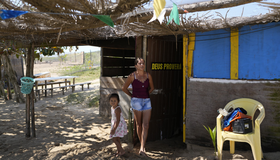 River: Vanessa Gomez Barreto and her daughter stand at the door of the cabin on the banks of the Paraíba do Sol River.  Photo: Silvia Izquierdo/AP/NTB