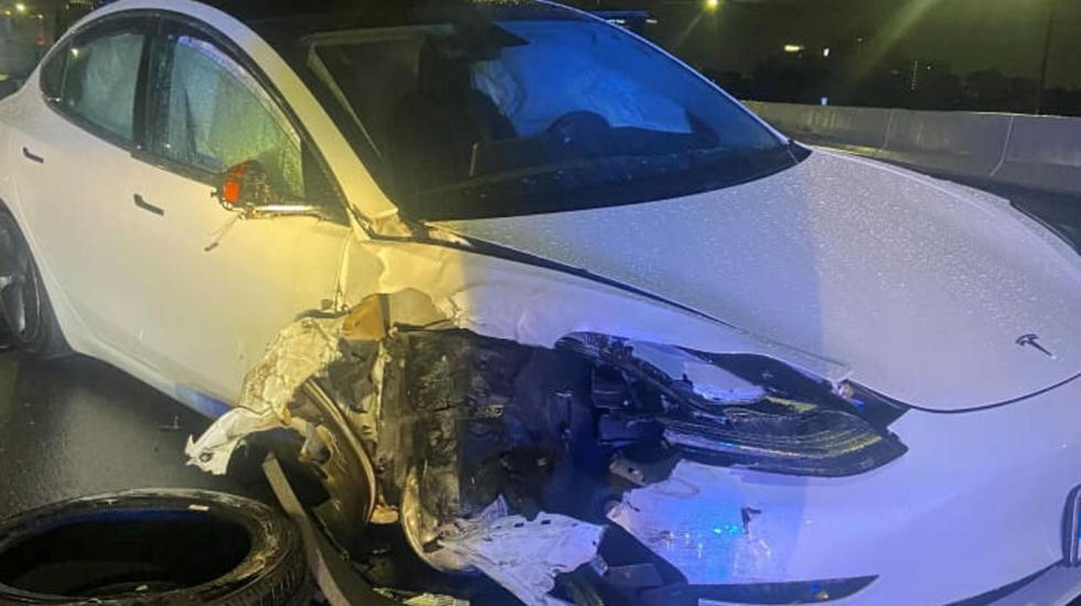 Tesla Model 3 crashed into a police car - using autopilot