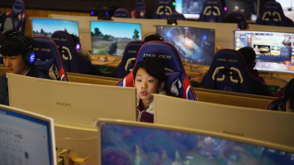 Kinesisk barn spiller videospill