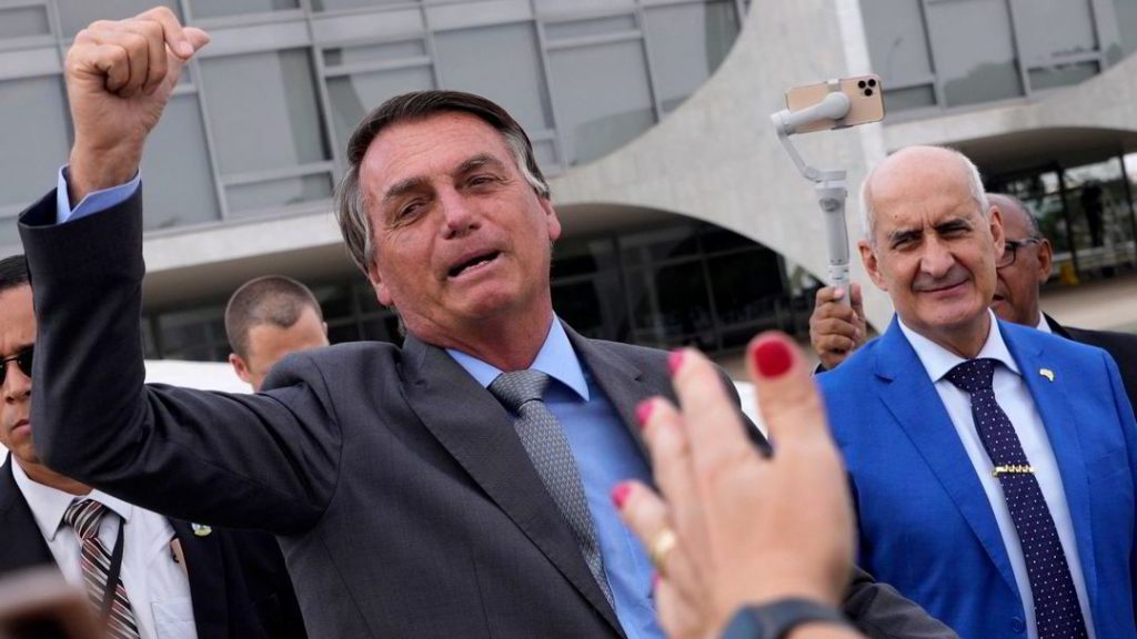 A number of well-known politicians warn of Bolsonaro's ability to carry out coups in Brazil