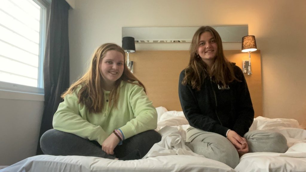 Tomine Lysaker Sanden (20) og Marthe Lima (20) er koronasmitta og er på isolasjonshotell i Trondheim.