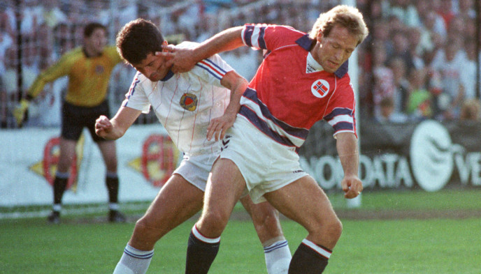Legend: Goran Sorloth in a duel in the match against Yugoslavia.  Photo: Morten Haval / NTB