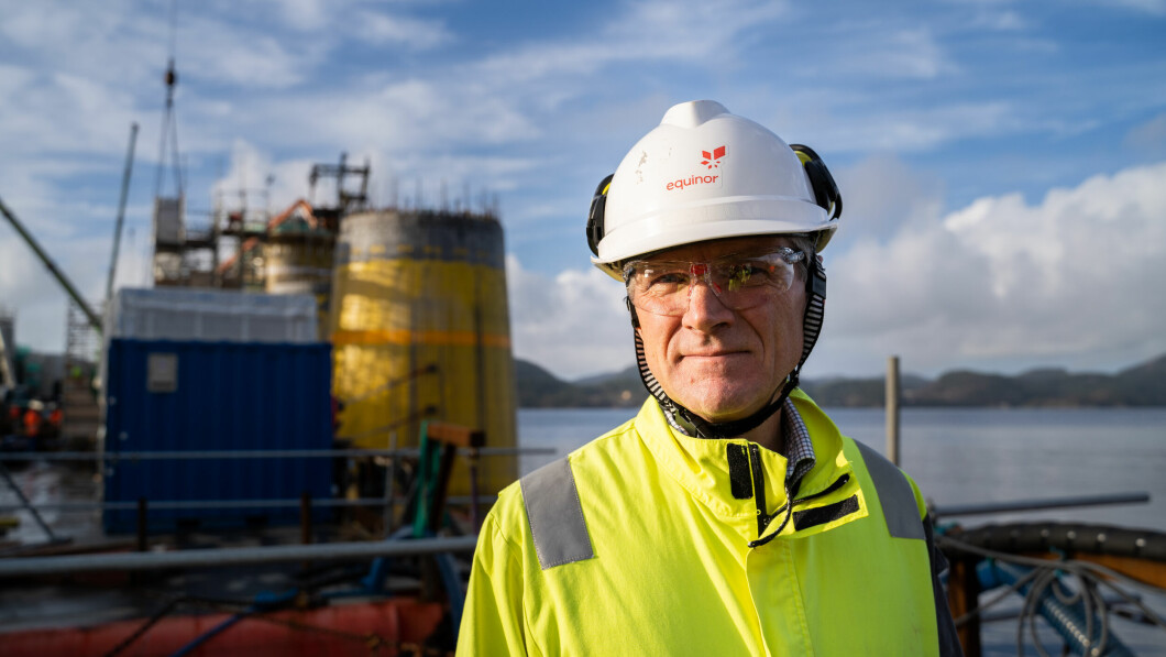 lower emissions.  Equinor's project manager, Olav Haga, stands in front of one of the concrete infrastructures of what will be a wind turbine that rises 190 meters above sea level.  Photo: Mathias Kleiveland / TV 2
