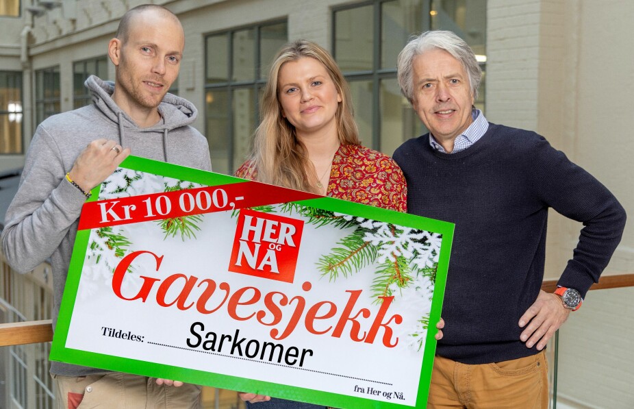 Grateful: - I was surprised and delighted when I called.  We are a small organization, and all contributions, big and small, are important to us, says Kathryn Moen Nielsen, Sacromer Association Leader.  Here, Bjørn Einar Romøren presents her check og Nås to her and CEO Pål Nedrelid.