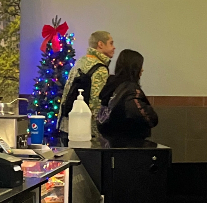 Movie History: Pete Davidson and Kim Kardashian on their way to the movies.  Maybe they should watch a romantic movie at Christmas?  Photo: MediaPunch / Backgrid USA / NTB