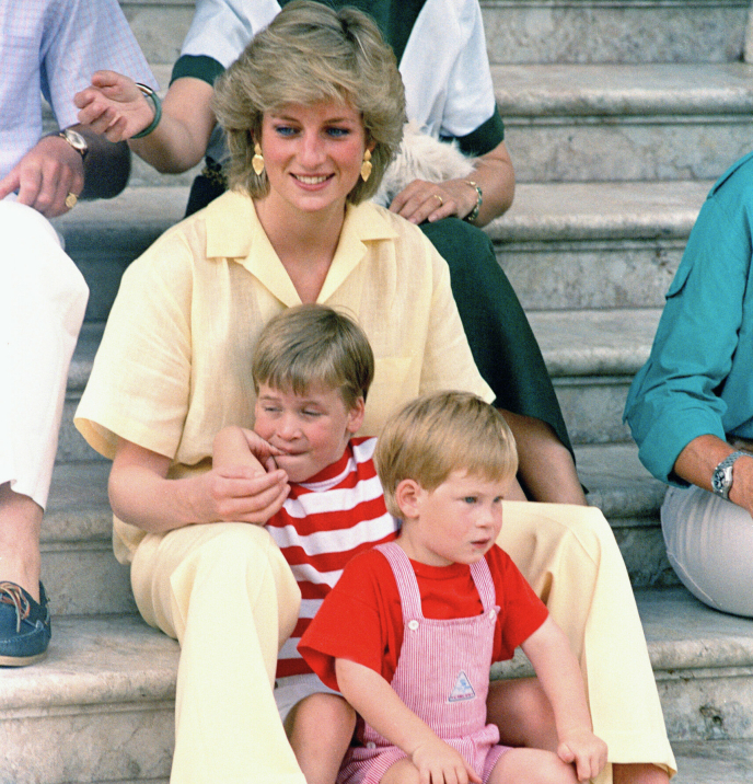Give gifts to children away from Christmas: Princes were very fond of their mother, despite the fact that she could give their own Christmas gifts.  Photo: John Redman/AP/NTB