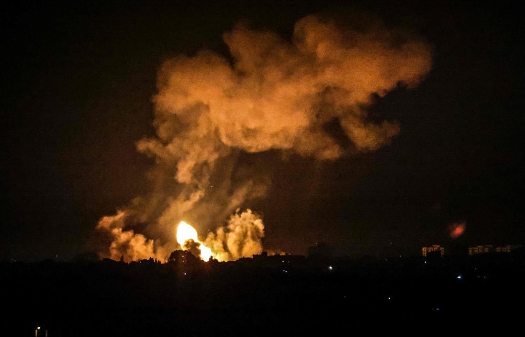 Israel launches air strikes on Gaza - VG