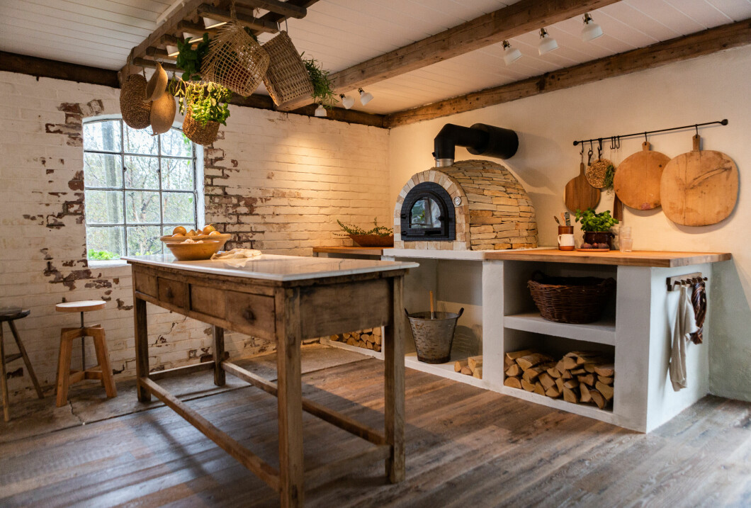 After: A cozy pizza kitchen with rustic details.  Photo: Pandora Film/TV 2