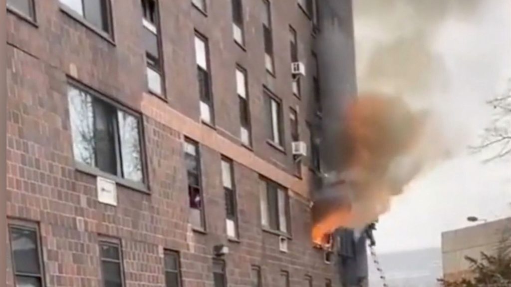 At least 19 killed in New York apartment building fire - VG