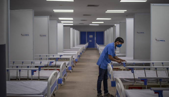 Preparations: Here, health professionals prepare to receive COVID-19 patients at an indoor sports stadium in New Delhi on Wednesday, a day after the country's government asked the country to prepare for an increase in oomicron infections.  Photo: Altaf Qadri/AP/NTB