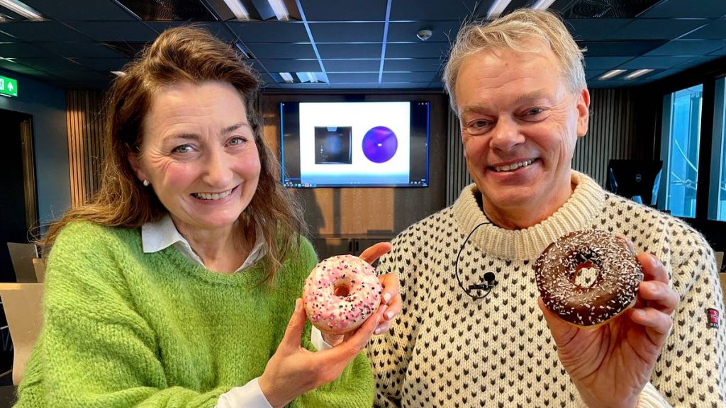 May Britt Moser og Edvard Moser sitter med hver sin donut og smiler til kamera.