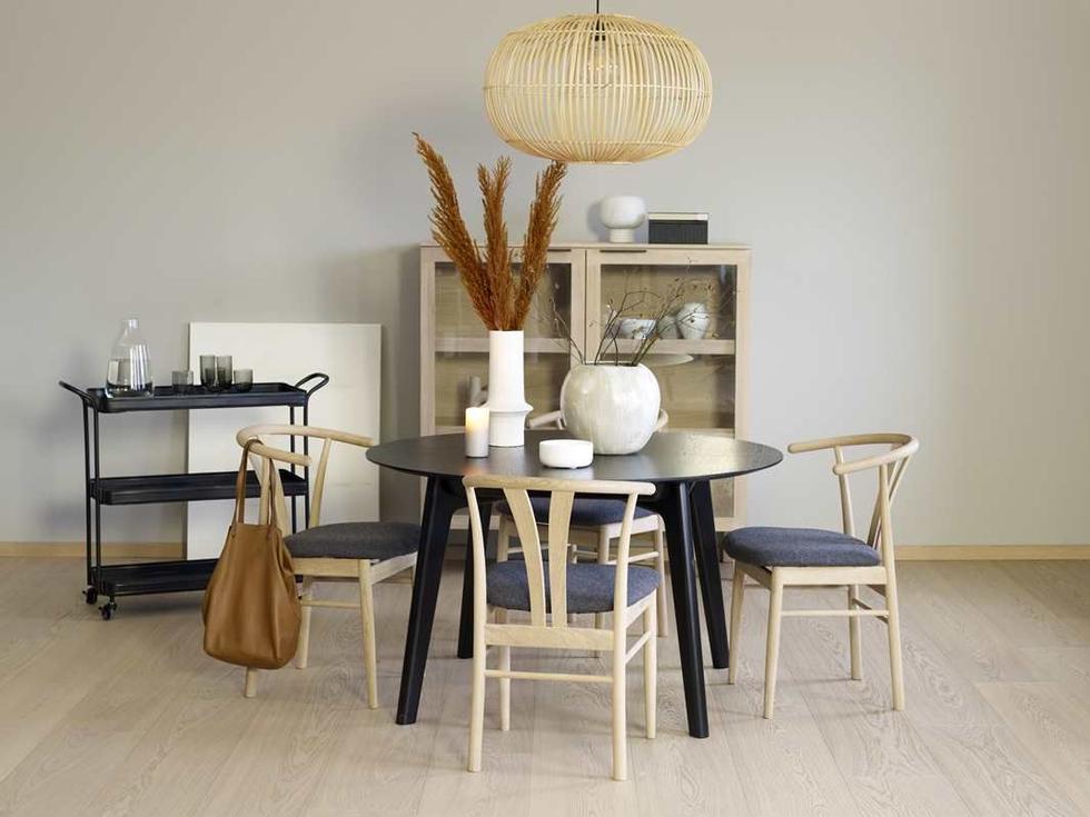 A dining table in neutral colors brings the family together in a busy everyday life.  Photo: Per Erik Jæger/Fargerike