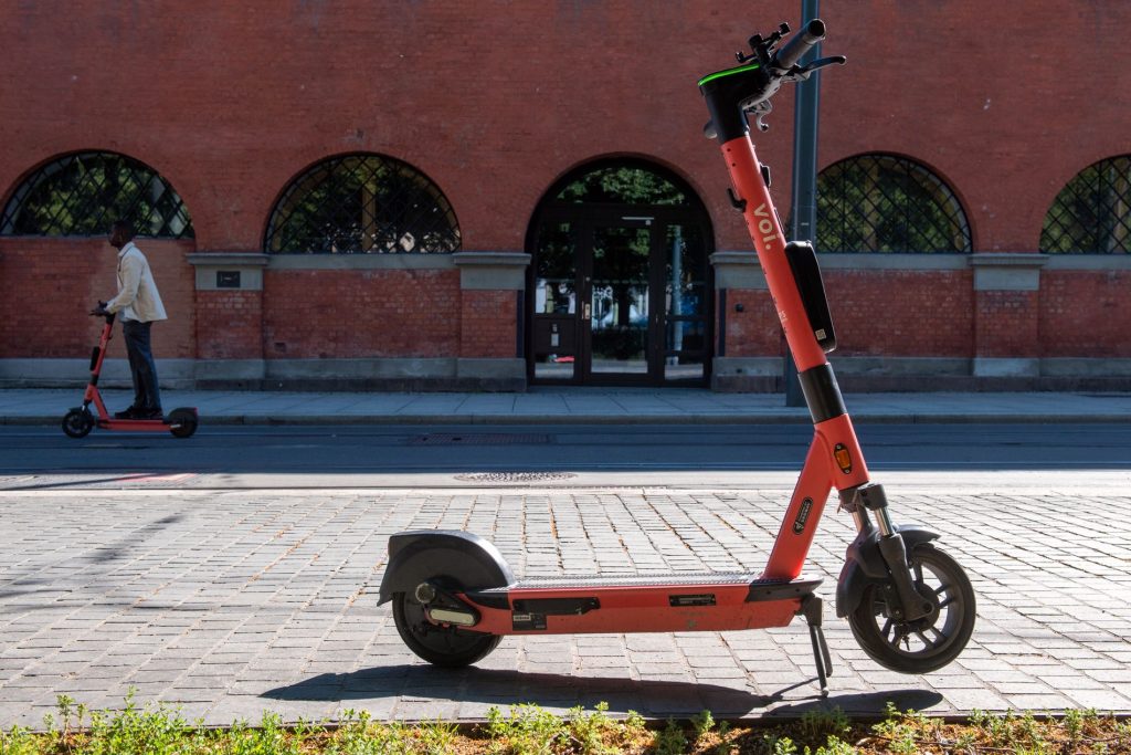 Twelve players can rent electric scooters in Oslo - get the same number each - E24