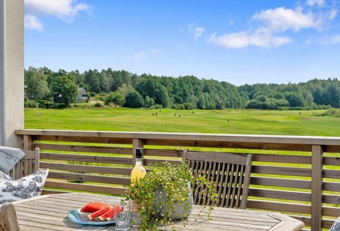 Golf viewpoint: Golf lovers Paal Nygård can start the tour practically from the balcony of their new home in Begby in Fredrikstad.  Photo: private
