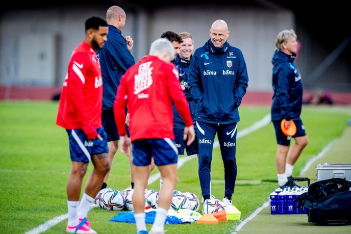 Smile before getting serious: Ståle Solbakken talks to the players during training in Riga.  Photo: Bjørn Langsem / Dagbadet
