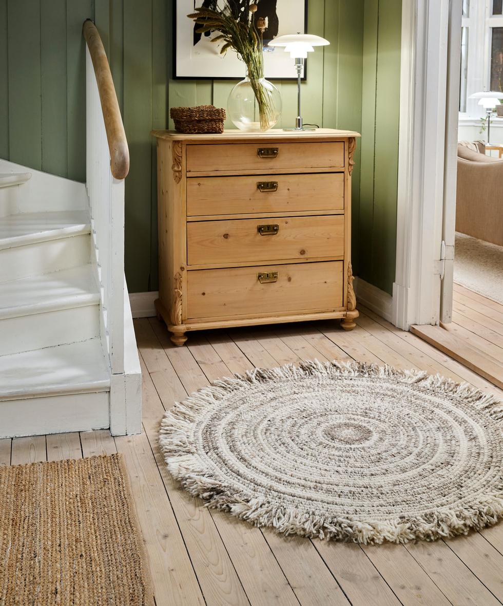 The use of round rugs gives a unique dynamism to the room, while the round shape helps soften the impression of skewed corners.  Here's Ted - a small round fleece blanket.  It has a rustic style with decorative tips.  The rug comes in four different colors ø 100mm: anthracite, beige, brown and gray.  Photo: InHouse