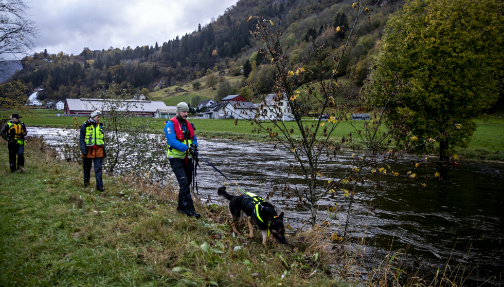 Marked: Rescue dogs marked a spot at the bottom of the Movatnet, a small lake in which the water exits down the river before further exiting the Hortangurfjord.  Divers have gone to explore this water.  Photo: Bjørn Langsem / Dagbladet