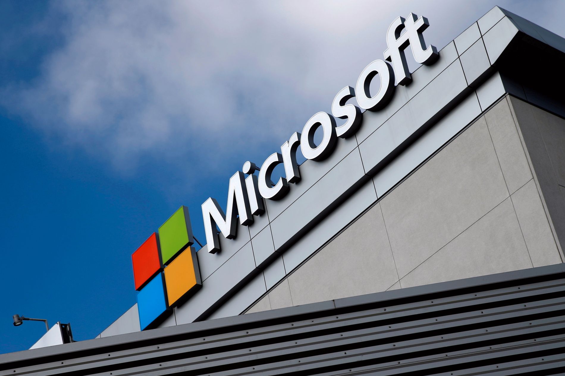Microsoft has overtaken Apple as the world's most valuable company - E24