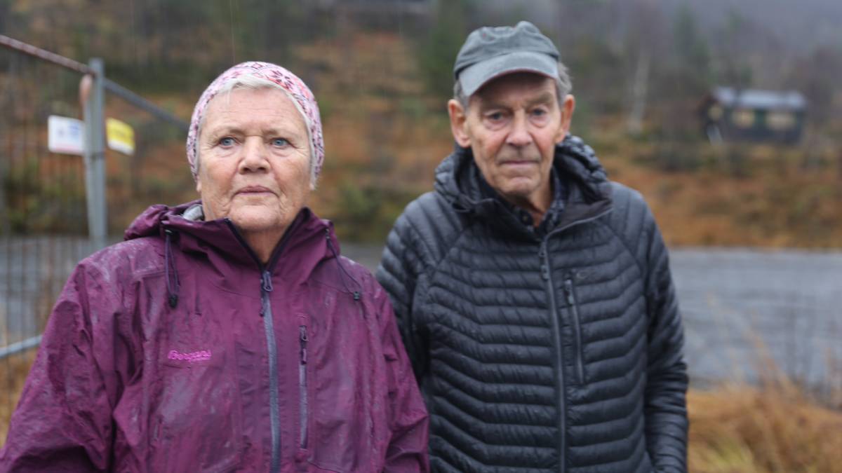 Hyttenaboer Britt-Helen Wilhelmsen og Håkon Wilhelmsen ved Tokagjelet på Kvamskogen