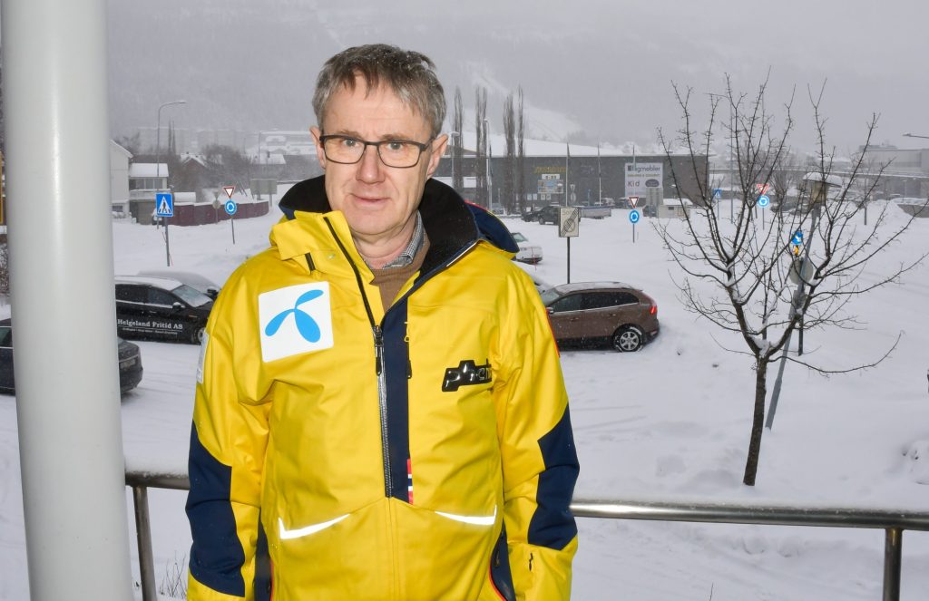 Telenor, Sjonfjellet |  When the phone rings, Niels only has enough coverage at the balcony door.  This is what Telenor says