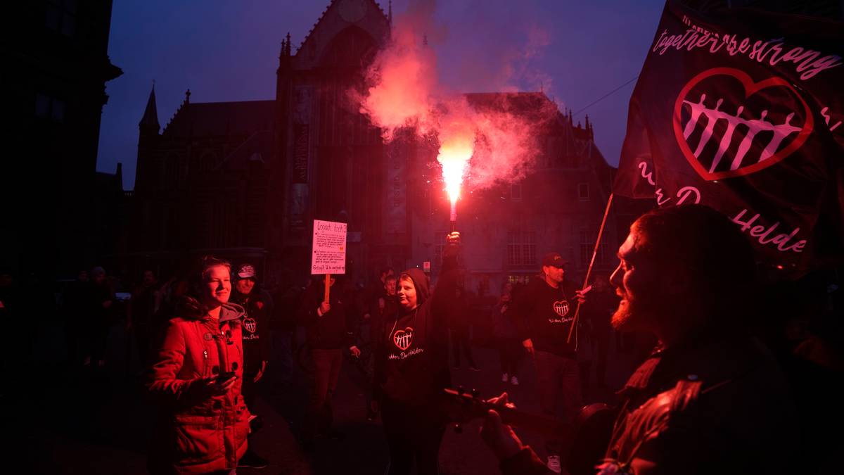 Demonstrasjonar mot koronarestriksjonane i Amsterdam i Nederland laurdag.