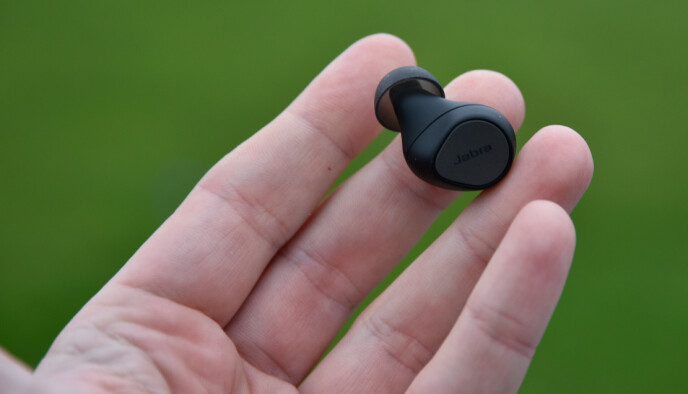 Small: Jabra earplugs are modest in size and don't protrude much from the ear.  The operation is done with push-buttons.  Photo: Pål Joakim Pollen
