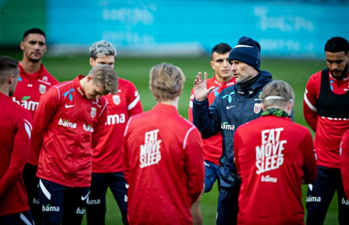 Messages: Ståle Solbakken directs the team ahead of the matches against Latvia (Saturday) and the Netherlands (Tuesday).  Photo: Bjørn Langsem / Dagbladet