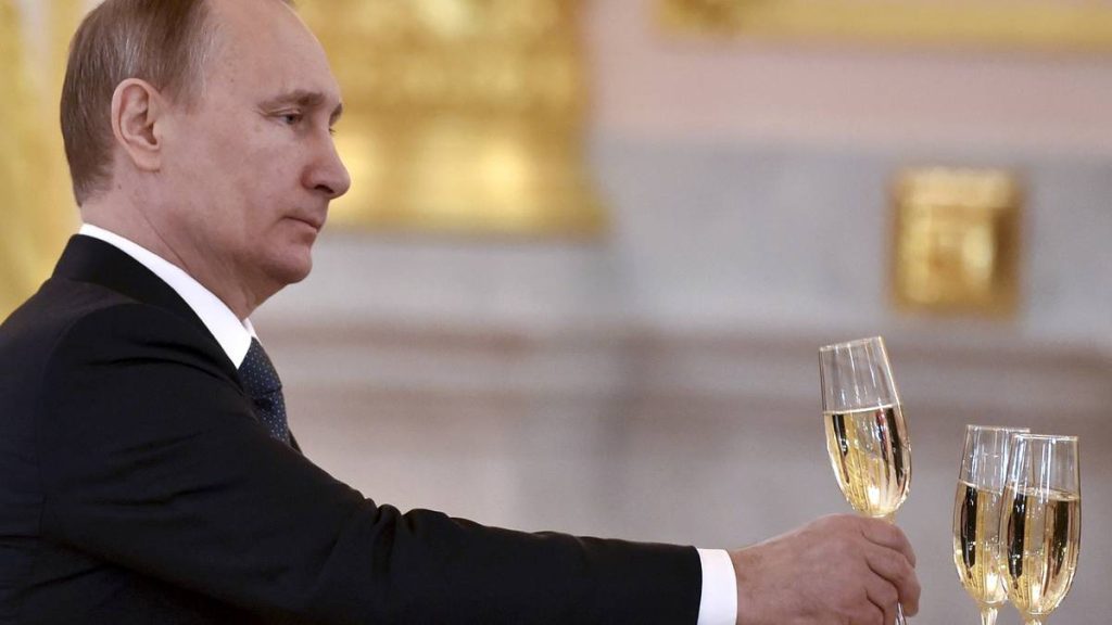 Russlands president Vladmir Putin forsyner seg med et glass champagne.