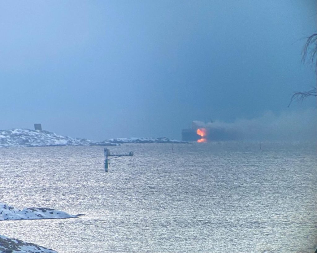 Full fire on ships outside Gothenburg - 17 people on board - VG