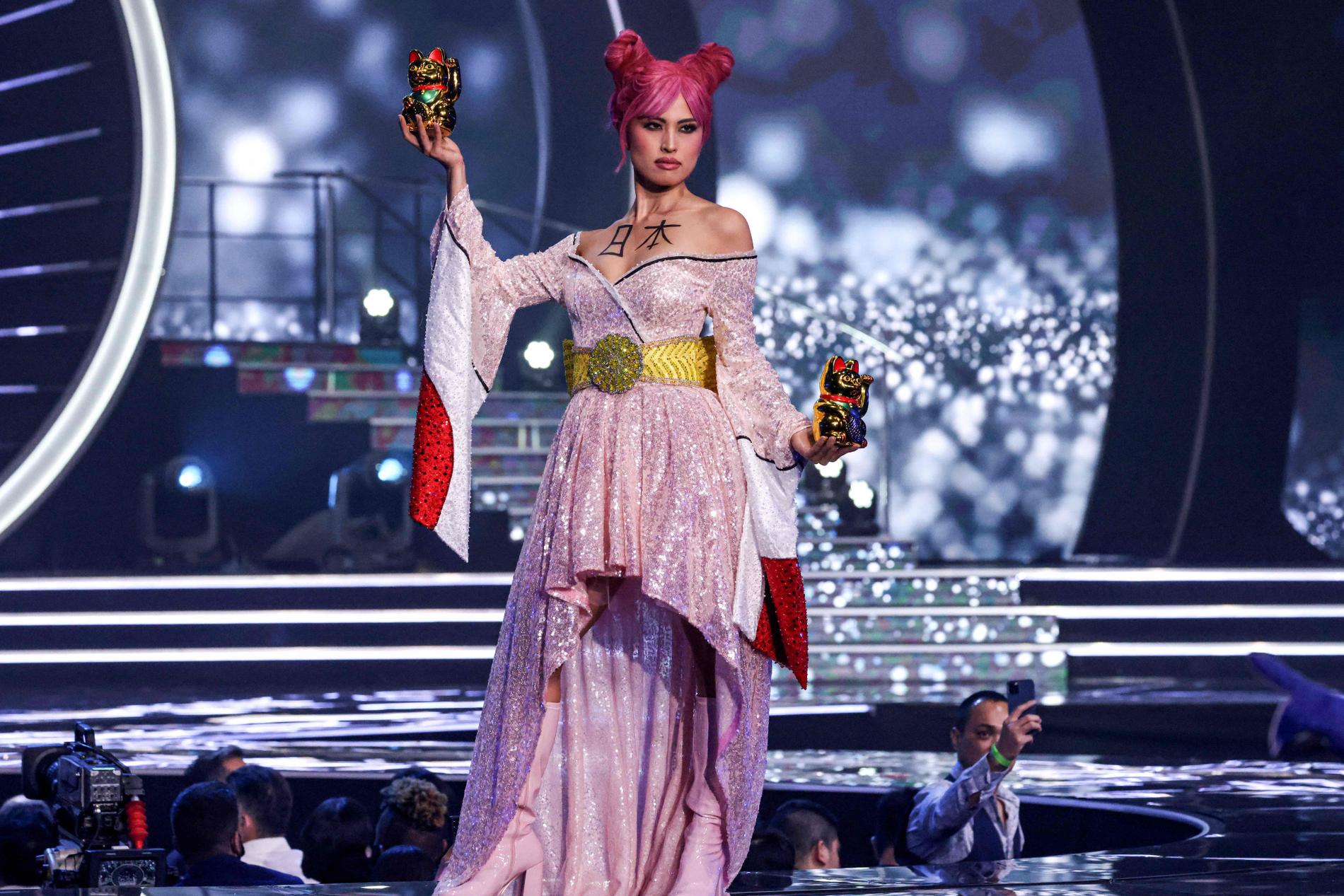 Japan's Miss Universe dress sparks controversy - VG