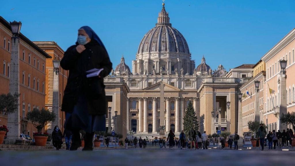 Nonne går forbi Vatikanet i Roma
