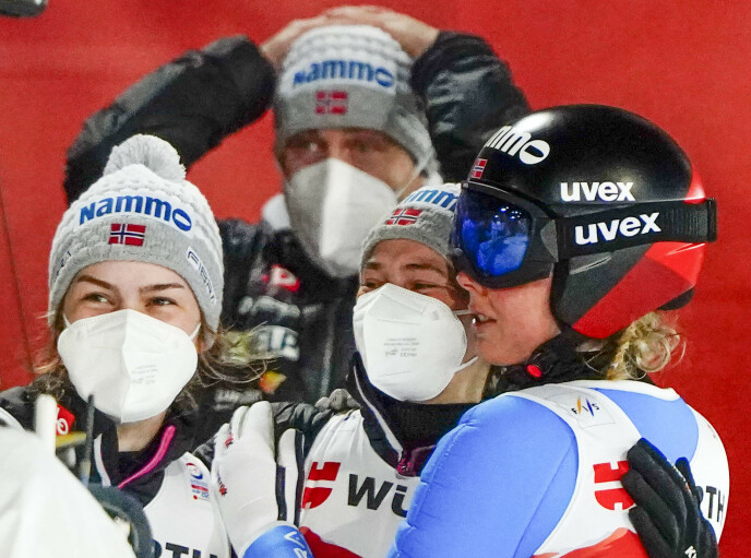 Strong feelings: National team manager Claes Brady Brathin (back) and his teammates moved to tears when Maren Lundby (right) won the World Cup gold on a large hill in Oberstdorf this winter.  Here, he congratulates Silje Opseth and Anna Odine Strøm Lundby.  Photo: Lise Åserud / NTB