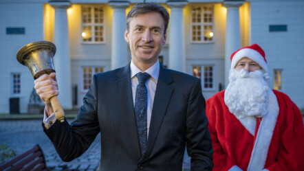Manager: Santa Claus with stock market director Øivind Amundsen.  The latter is extra generous this year.  Photo: Ole Berg-Rusten / NDP