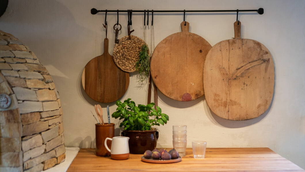 Natural materials: wooden bakeware and earthenware.  Photo: Pandora Film/TV 2