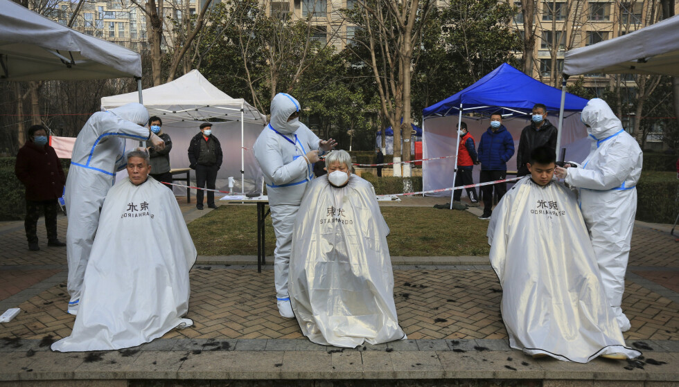Hairdresser's hour outside: hairdressers in full infection control equipment cut the hair of Xi'an residents.  Photo: Chinatopix via AP/NTB