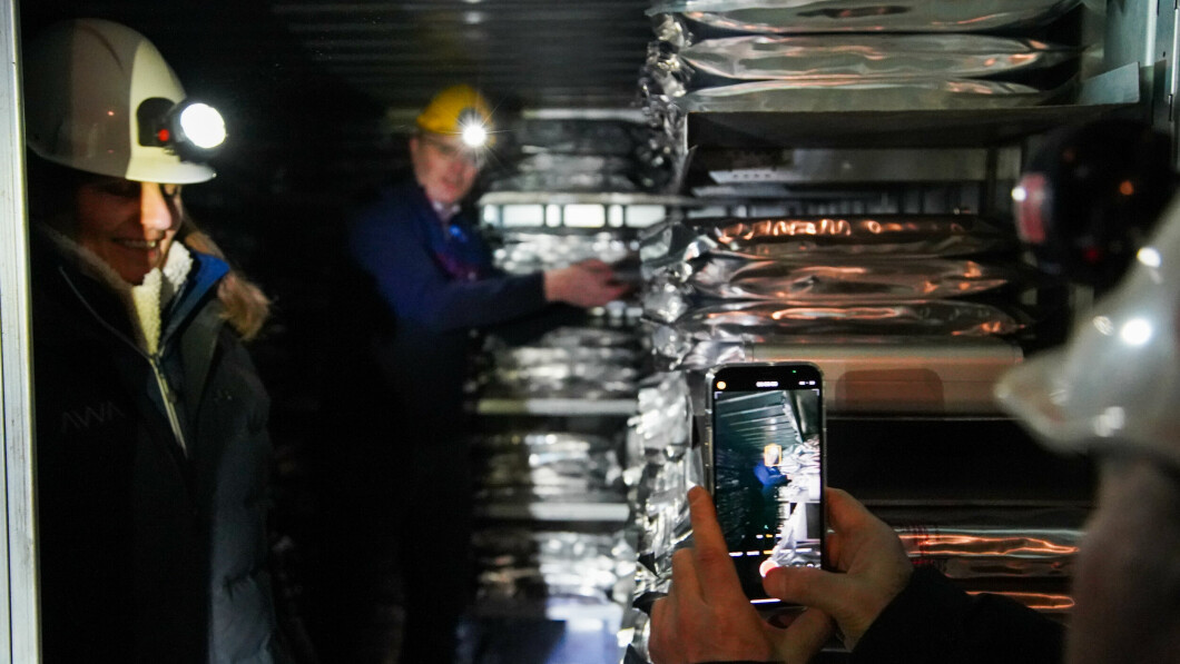 Synopsis: Morten Søberg puts all the data and information about the first Norwegian NFT project of a Norwegian bank, which has now been stored for a thousand years on a physical film roll in a mine in Svalbard.  Photo: Karen Anna Clip/TV2