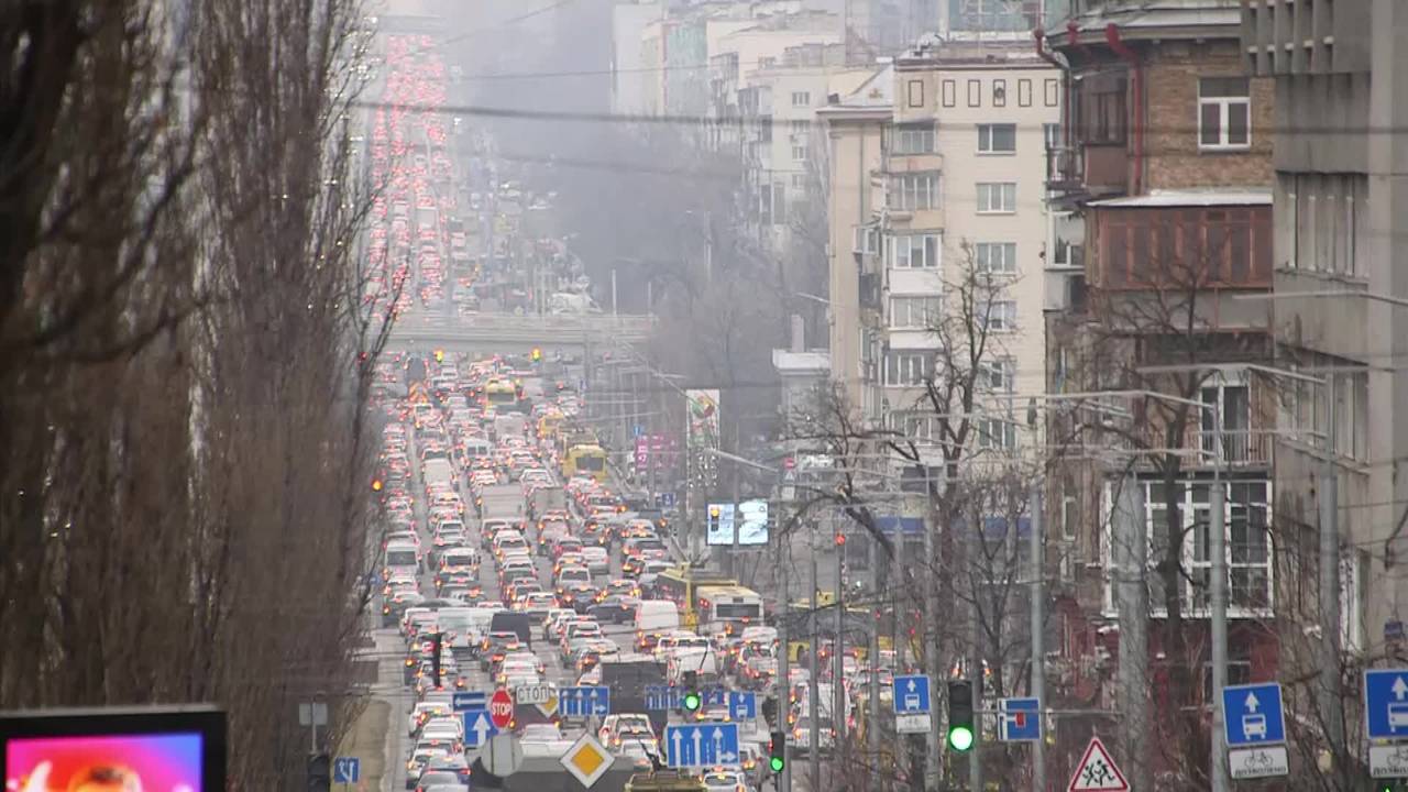 Chaos reigned Thursday morning on several major roads outside the Ukrainian capital, Kiev. 