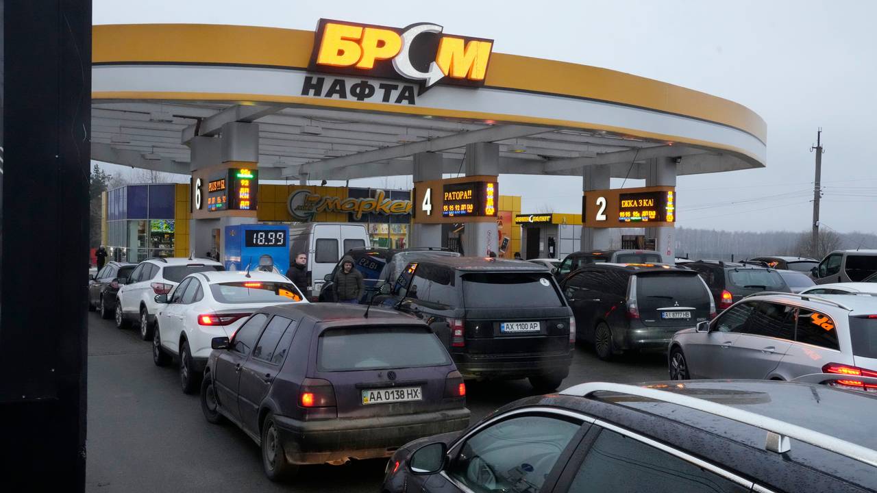 People queued to refuel in the Ukrainian capital, Kiev, on Thursday morning. 