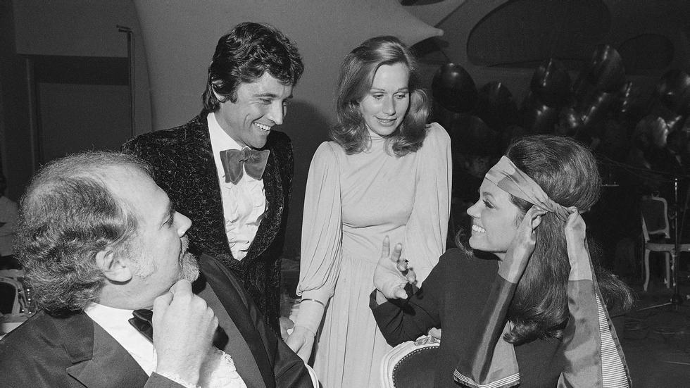 From left: Director Robert Altman, French singer Sacha Destel, Sally Kellerman, and Jo Ann Pflug, photographed during the 1970 Cannes Film Festival. Photo: Jean-Jacques Levy/AP/NTB