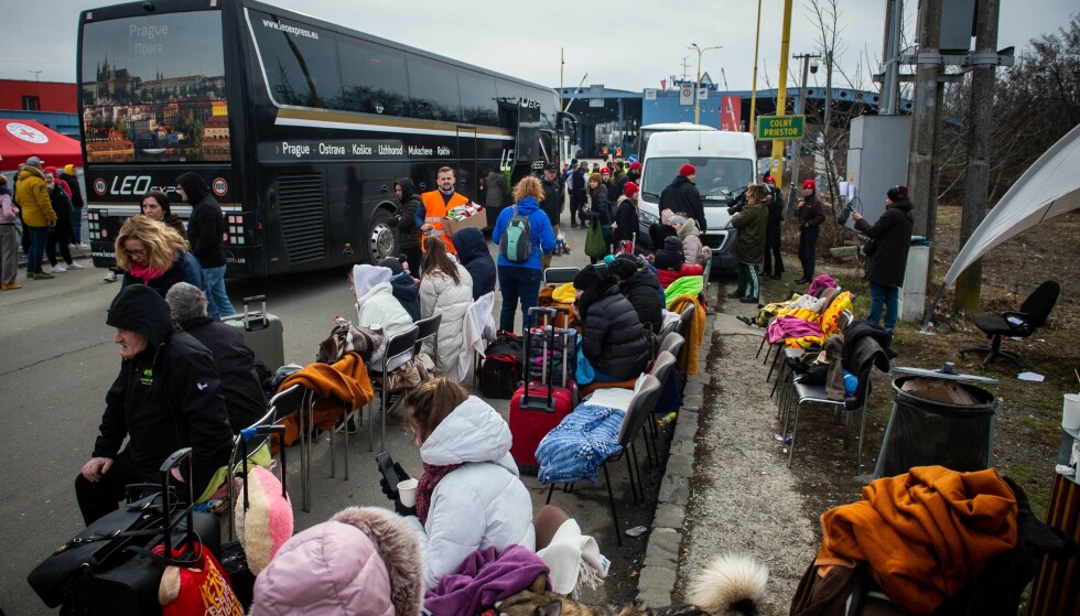 Cold: Frendsen sat on a bus for almost a day on the border between Ukraine and Slovakia, on the Wisnie Nemke.  He says the mothers and children were frozen in the cold outside.  Photo: etPeter Lazar / AFP / NTB