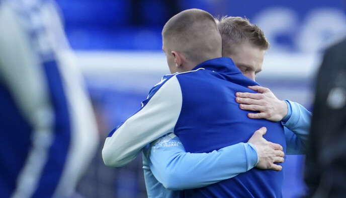 Team friends: compatriot Vitaly Mikolenko (dark blue) and Alexander Zinchenko (light blue) embrace each other before the match between Everton and Manchester City.  Photo: Jon Super/AP/NTB