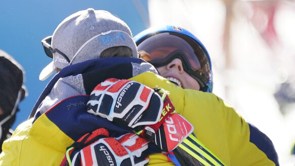 Alexander Ammoudt Keldi hugs her boyfriend Michaela Shiffrin after winning the women's giant slalom during the World Cup opening ceremony in Sölden.  We probably won't see scenes like this in Beijing.  Photo: Torstein Bøe / NTB