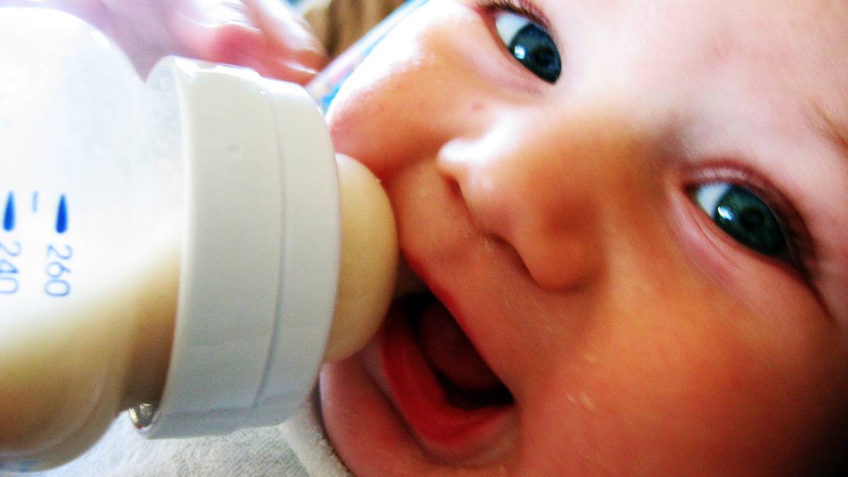 baby med tåteflaske med morsmelkserstatning