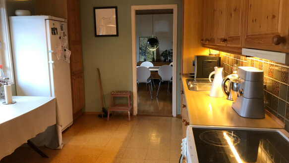 Before: The old, worn-out kitchen had poor use of space.  Photo: Pandora Film/TV 2