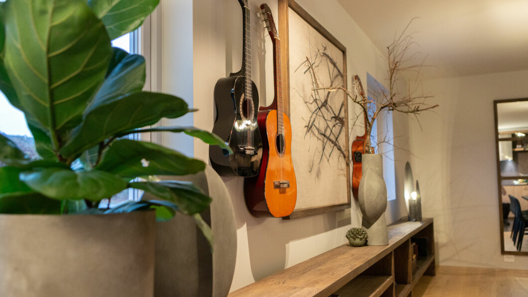 Design: Pictures, large vases, and branches combined with family guitars.  Photo: Pandora Film/TV 2