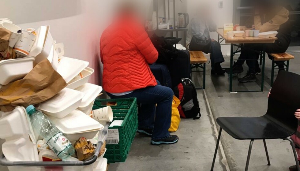 Garage influxes: Refugees eat at interesting tables.  Many of them traveled for several days upon their arrival in Norway.  Photo: private