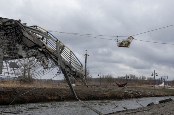 Materials: Ukrainian authorities carry supplies across the river.  This photo was taken on March 13 this year.  Photo: Marco Dijurika / Reuters