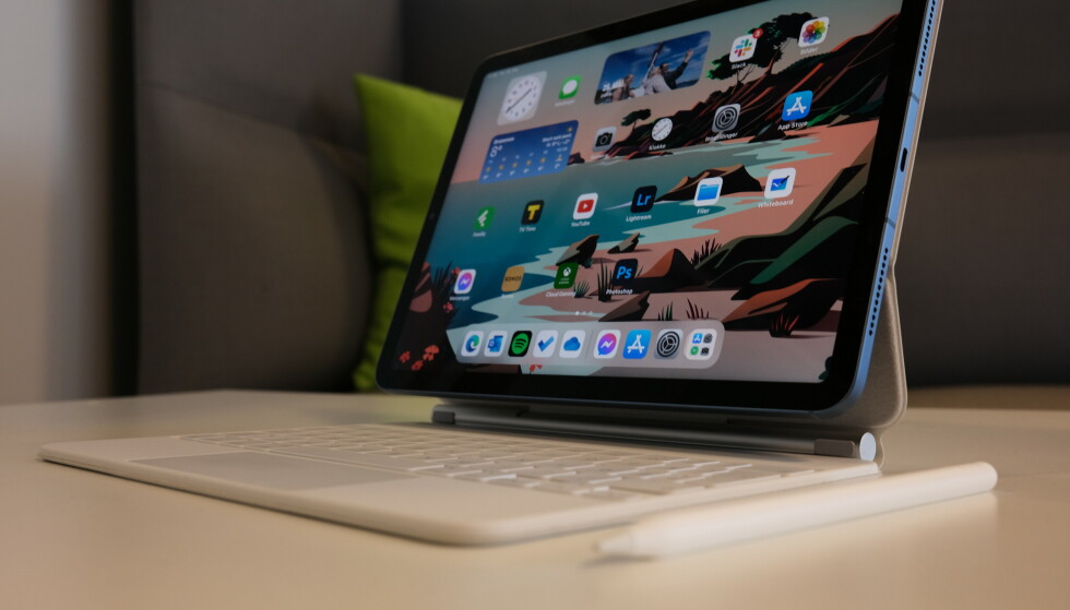 The iPad Air 5 is best with a keyboard and/or stylus.  Photo: Martin Kenningrode Storbo