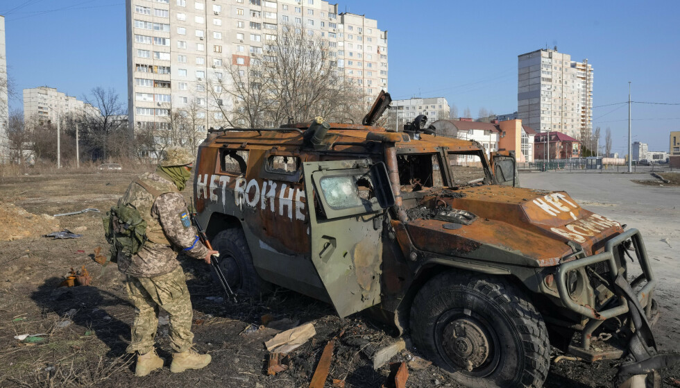 Destroyer: A Ukrainian soldier examines a wrecked Russian armored vehicle near Kharkiv on Thursday.  Photo: Efrem Lukatsky / AP / NTB